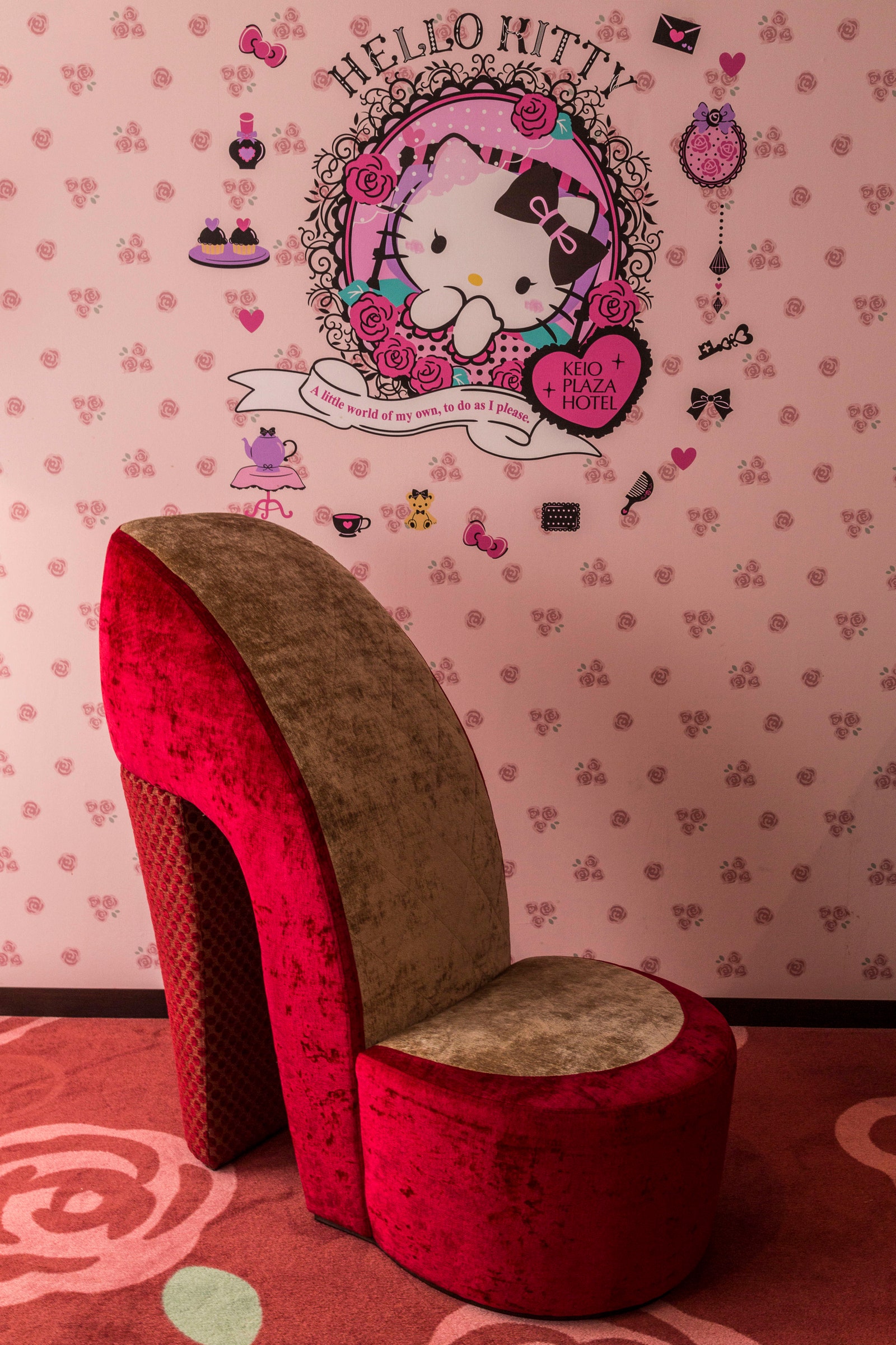 Une chaise à talons hauts dans le complexe à thème Hello Kitty pour adultes à l'intérieur de l'hôtel Keio Plaza à Tokyo au Japon.